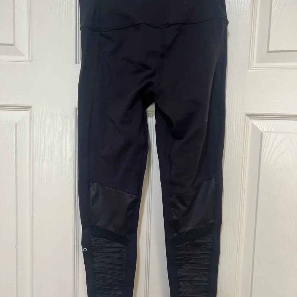 ALO Yoga High Waist‎ Moto Leggings Black Glossy Size medium Yoga Stretch Sporty